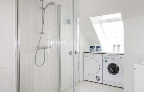 伦讷Amazing Apartment In Rnne With 2 Bedrooms And Wifi的带淋浴和洗衣机的白色浴室