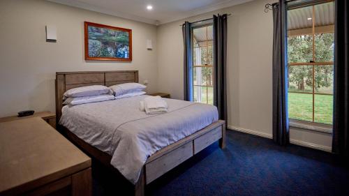 波高尔宾RidgeView的一间卧室设有一张床和两个窗户。