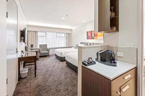 克利夫兰亚历山德拉山汽车旅馆的酒店客房带一张床、一个厨房和一间卧室