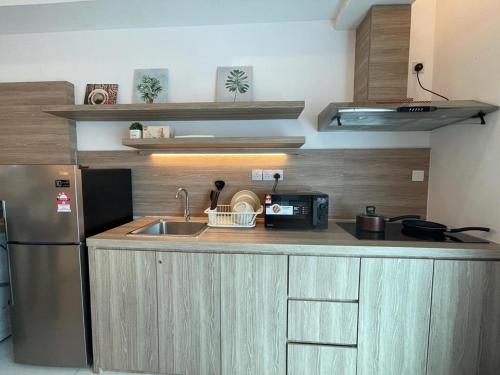 2Bedroom Sutera Avenue Kota Kinabalu by Twen8ty Homestay的厨房或小厨房