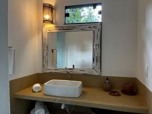 托兰克索Casa Viva Trancoso的一间带水槽和镜子的浴室