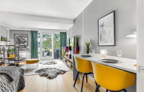 赫尔辛格Stunning Home In Helsingr With Wifi的客厅设有餐桌和黄色椅子