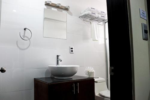 提华纳HOTEL MISION 11的一间带水槽和卫生间的浴室