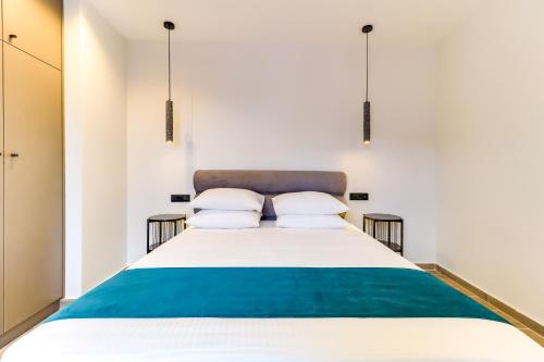 雅典AboV Athens的一间卧室配有一张大床和两个枕头