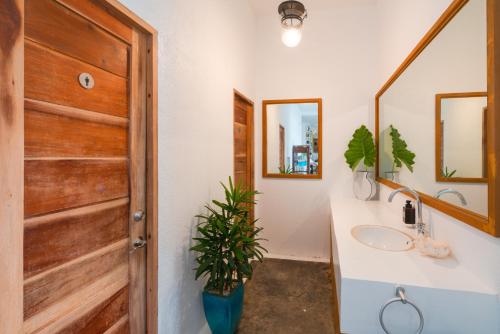 科隆合普旅舍的一间带水槽和木门的浴室
