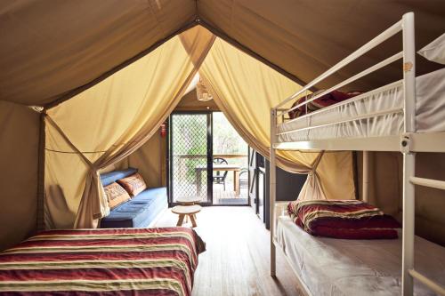 亚瑟港NRMA亚瑟港假日公园的一间帐篷内带两张双层床的卧室