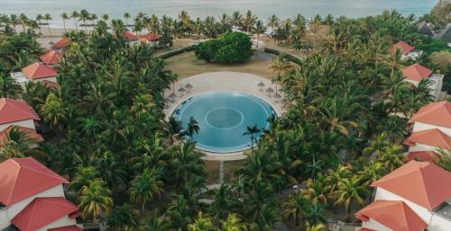 贝隆布尔Tamassa Bel Ombre的享有带游泳池的度假村的空中景致