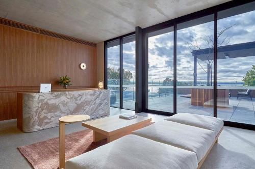 珀斯Wonil Hotel Perth - Handwritten Collection的带沙发和大窗户的客厅