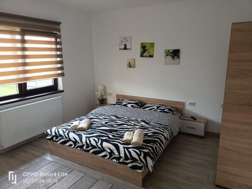 托普利察Casa Gabriela的一间卧室配有一张带斑马纹床单的床