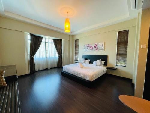 哥打京那巴鲁AA Residen Luxury Condo HOMESTAY 18mins walk Tanjung Aru Beach & GOLF Course, not Beach Side Resort的酒店客房设有一张床和一个大窗户