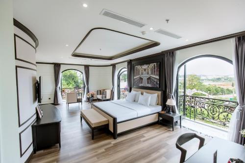 Gia NghĩaKhách sạn Robin Gia Nghĩa的一间卧室设有一张床和一个阳台