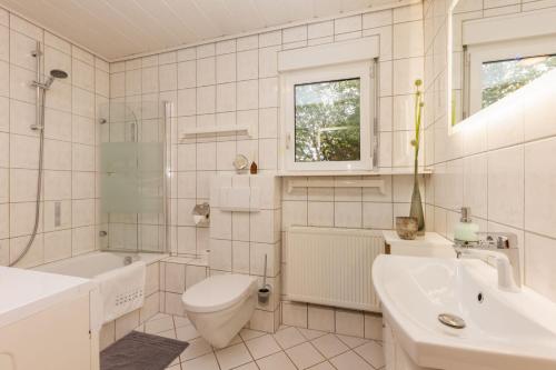巴特贝勒堡Urlaubsoase im Edertal的白色的浴室设有卫生间和水槽。