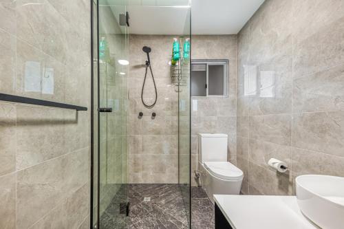 佩里吉安比奇巨浪佩里吉安海滩酒店的带淋浴和卫生间的浴室