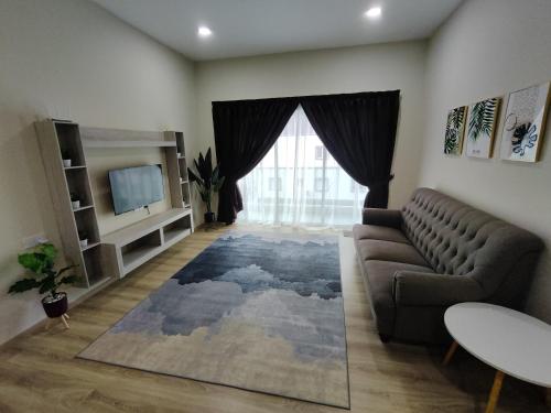 金马仑高原Muslim Apartment at The Quintet Cameron Highlands的带沙发和大窗户的客厅