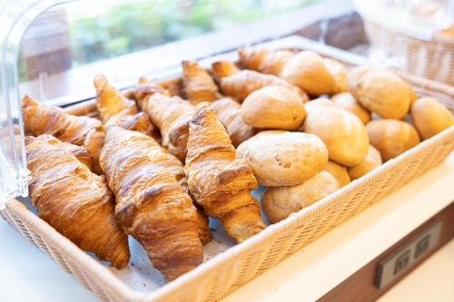 札幌Toyoko Inn Hokkaido Sapporo Susukino Kosaten的面包店的展示盒,包括糕点和面包