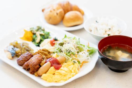 札幌Toyoko Inn Hokkaido Sapporo Susukino Kosaten的桌上的食盘,配上食物