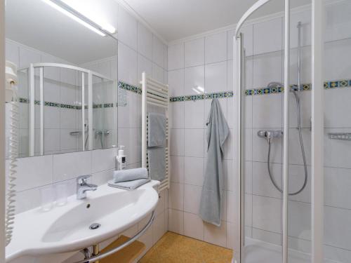 蒂罗尔州圣约翰Classic Rooms by Crystal的白色的浴室设有水槽和淋浴。