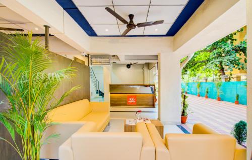 浦那FabExpress Marvel Bliss Viman Nagar的客厅设有黄色家具和天花板