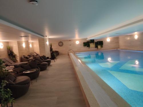 贝尔格莱德Azura Residence - new luxury apartment的酒店的大型游泳池设有躺椅