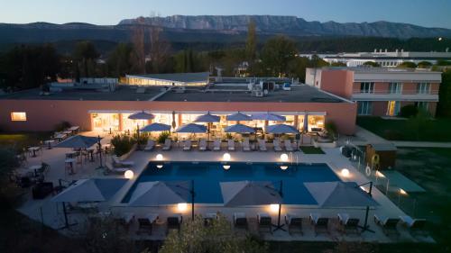 鲁塞Mount Venturi - Aix-En-Provence Sainte-Victoire - Bar & Restaurant & Padel的享有带游泳池的度假村的空中景致