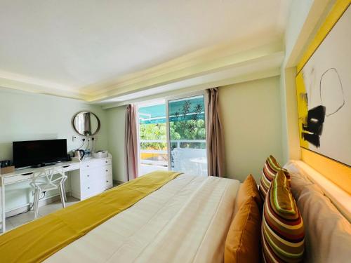 香港碧海轩的一间卧室设有一张床、一台电视和一个窗口。