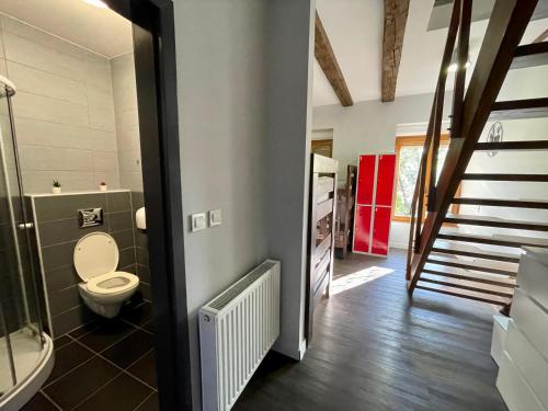 里耶卡Das Hostel Rijeka的一间带卫生间和楼梯的浴室