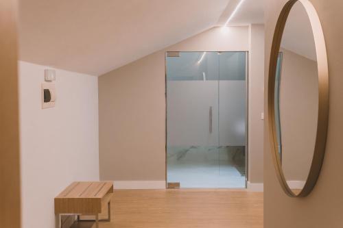 San SalvadorHOTEL CANDOR的客房设有玻璃淋浴间和镜子
