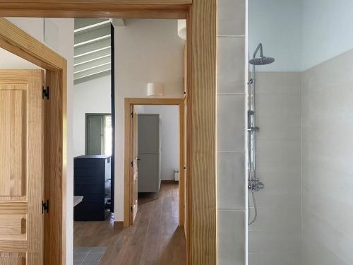 库迪列罗Casa Rural Monte Zarro的设有带步入式淋浴间和步入式淋浴间的浴室