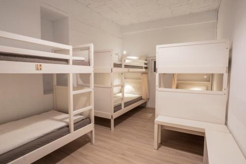 Ruifang瑞芳驿青旅民宿的一间设有白色双层床的房间