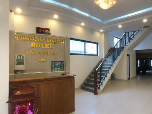 荣市Trường Thịnh Hotel的医院里带螺旋楼梯的大厅