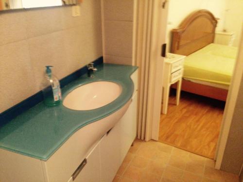 PianelloEtruscan residence Perugia的一间带水槽的浴室和一间带床的房间