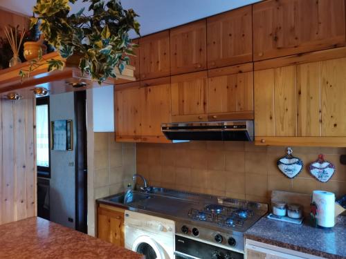 罗阿纳Elisa's Home的厨房配有水槽和炉灶 顶部烤箱