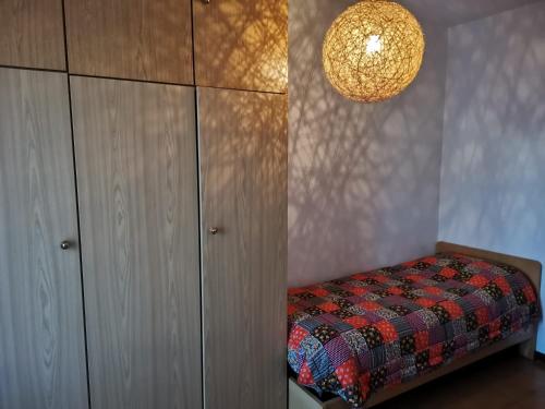 罗阿纳Elisa's Home的一间卧室配有一张床和一个吊灯