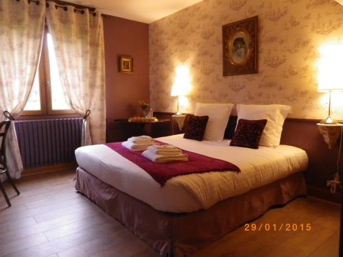 朗热尚布尔塔布莱勒斯玛切提勒斯住宿加早餐酒店的一间卧室配有带毛巾的床