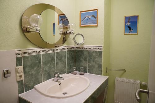 库罗阿尔滕堡Ferienwohnung Splitek的一间带水槽和镜子的浴室