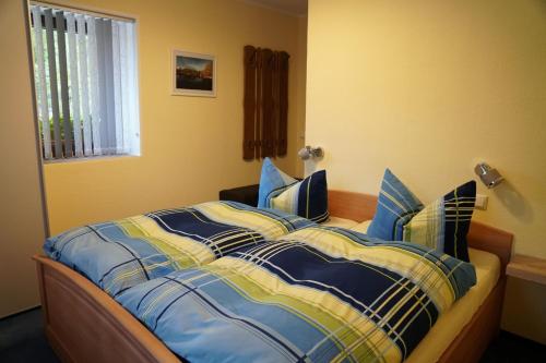 库罗阿尔滕堡Ferienwohnung Splitek的卧室里一张蓝色和黄色的被子