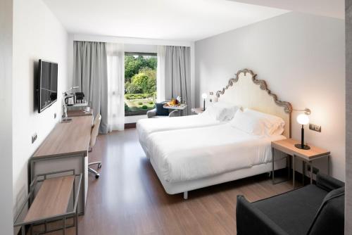 阿维莱斯帕拉西奥阿维莱斯NH收藏酒店的卧室配有一张白色大床和电视。