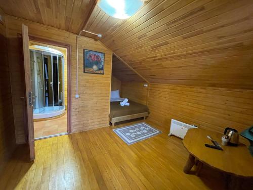 基希讷乌Sky Land Camping & Resort的一间空房间,木房内配有一张床
