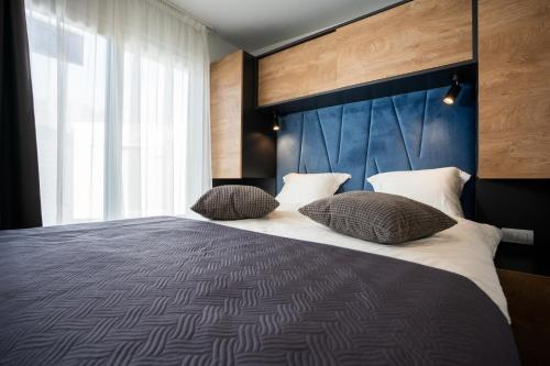 科兰Luxury mobile home LA ISLA BONITA, Terra Park SpiritoS的一间卧室配有一张大床和两个枕头