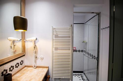 戈里察Vila Ebel的带淋浴、盥洗盆和镜子的浴室