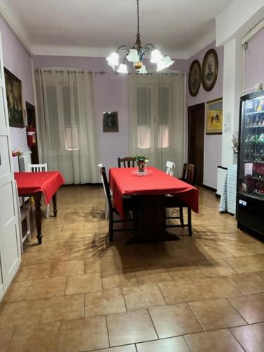 热那亚菲奥里塔旅馆的一间用餐室,配有红色的桌子和椅子