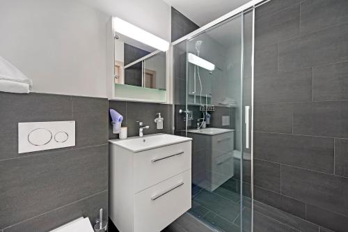 圣莫里茨Abitaziun Belmunt 103 - St Moritz "LOGA ELEGANCE APARTMENT"的浴室配有白色水槽和淋浴。