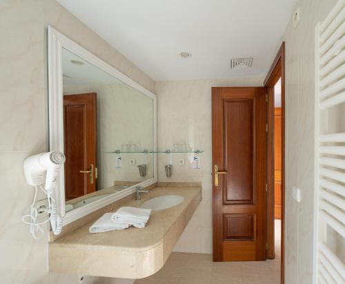 帕格拉Apartamentos Los Tilos的一间带水槽和大镜子的浴室