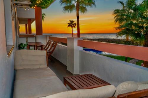萨阿拉德洛斯阿图内斯Apartasuites Royal Zahara, Máximo confort con vistas al mar的阳台配有沙发,享有海景。
