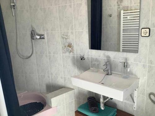 塔拉戈纳Villa Antonia con piscina privada AC y wifi的一间带水槽和粉红色卫生间的浴室