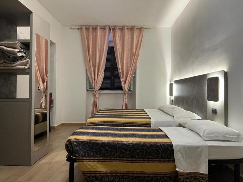 罗马Hotel principe的一间卧室设有一张床和一个窗口