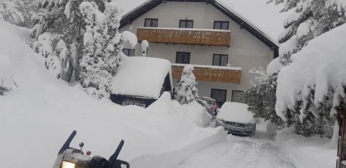 克拉尼斯卡戈拉Sunny place的前面的雪覆盖的房子