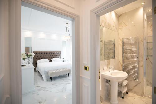 孔图尔西泰尔梅罗莎佩佩酒店的一间卧室配有床、水槽和镜子