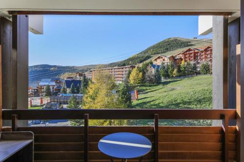 于埃Lovely flat with balcony and mountain view - Huez - Welkeys的山景窗户