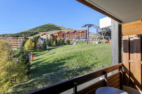 于埃Lovely flat with balcony and mountain view - Huez - Welkeys的山景阳台。